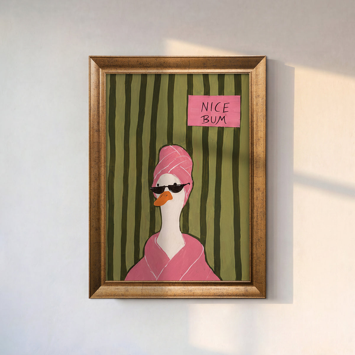 Nice Bum – Pembe Bornozlu Ördek Kanvas Tablo