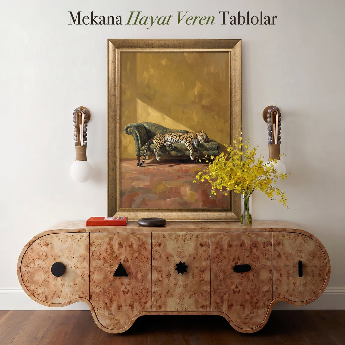 Koltukta Dinlenen Leopar Kanvas Tablo – Hardal Sarısı Duvarlı Modern Yaban Hayatı Dekoru