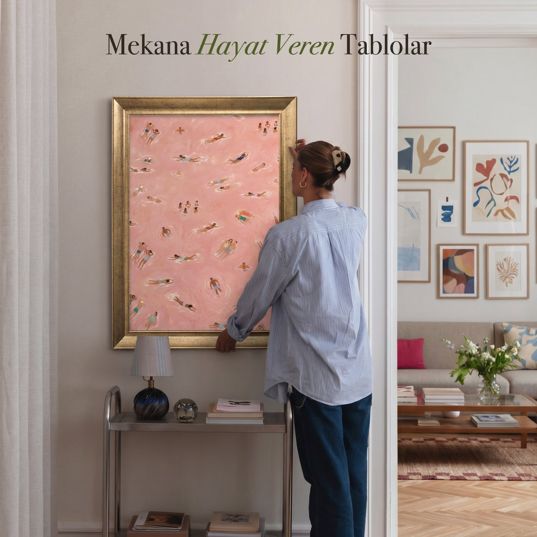 Pembe Suda Yüzen İnsanlar Kanvas Tablo – Yaz ve Havuz Temalı Renkli Dekoratif Duvar Tablosu